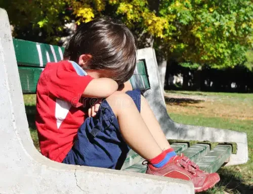 O que fazer quando o bullying continua fora da escola? Sinais nas férias que não deve ignorar